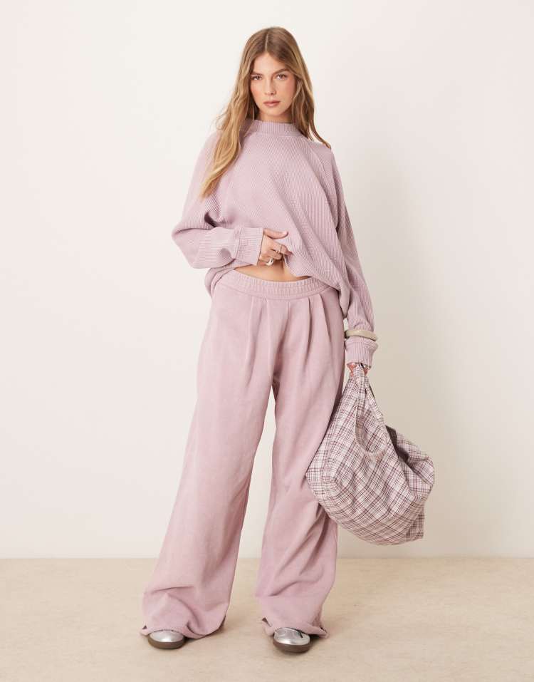 ASOS DESIGN – Lila, tvättade mjukisbyxor med extremt vida ben - view 1