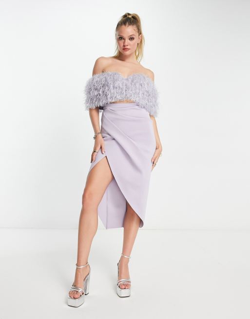 ASOS DESIGN – Liliowa 2-częściowa sukienka kopertowa midi o ołówkowym kroju z odkrytymi ramionami i wstawką z piórek