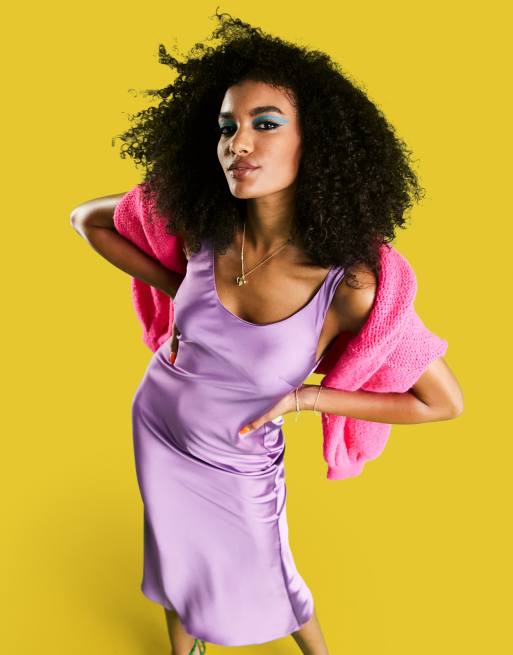 ASOS DESIGN – Liliowa satynowa sukienka midi na ramiączkach z dekoltem w kształcie litery U