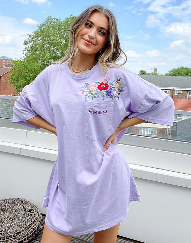  Ogromna Niespodzianka ASOS DESIGN – Liliowa sukienka t-shirtowa oversize z kwiatowym haftem w kształcie kieszeni Liliowy