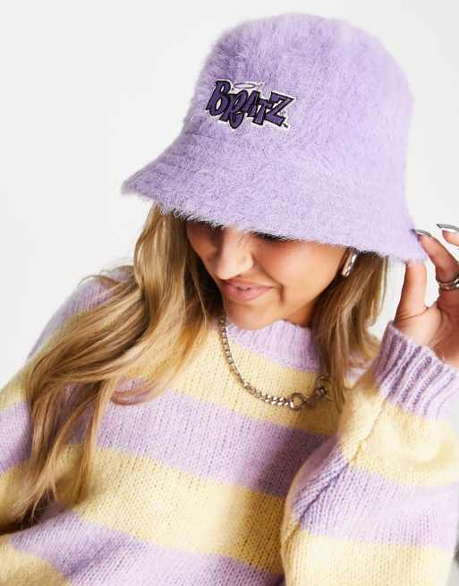 ASOS DESIGN – Liliowy puszysty kapelusz typu bucket z napisem Bratz
