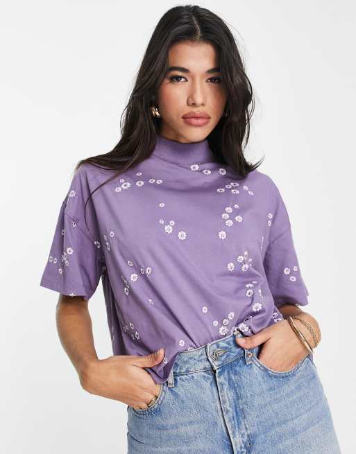 ASOS DESIGN – Liliowy T-shirt o pudełkowym kroju z golfem w haftowany wzór w stokrotki