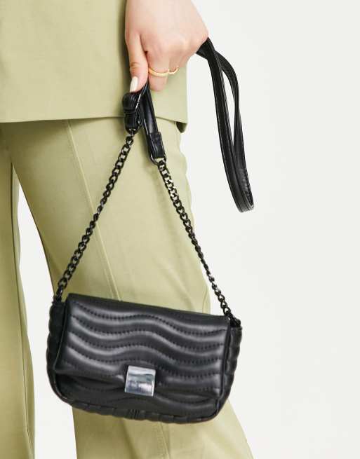 ASOS DESIGN - Lille, vatteret crossbody-taske med justerbar rem i sort, 3 af 4