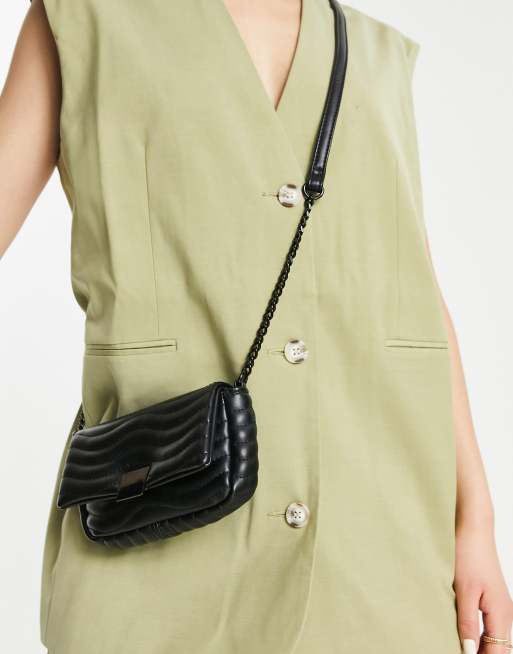 ASOS DESIGN - Lille, vatteret crossbody-taske med justerbar rem i sort, 4 af 4