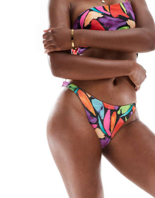 ASOS DESIGN - Lillie - Hipster-Bikinihose mit hohem Beinausschnitt und buntem abstraktem Muster