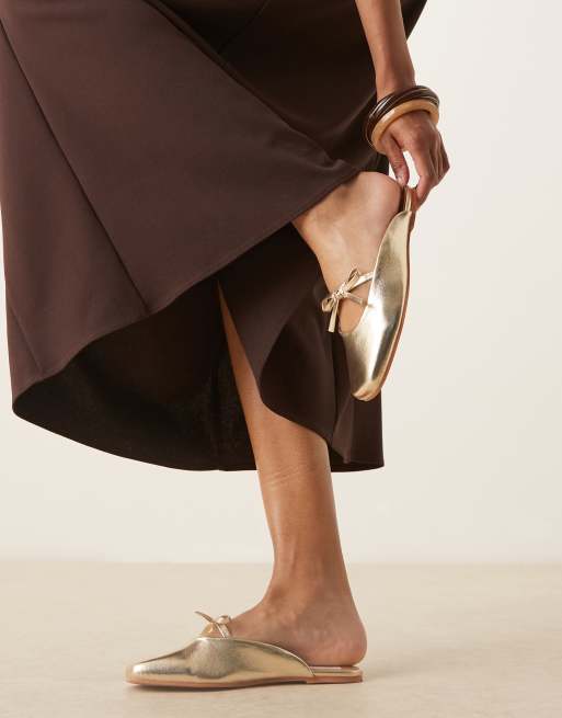 ASOS DESIGN – Lilo – Złote klapki balerinki z kokardką, 3 z 4