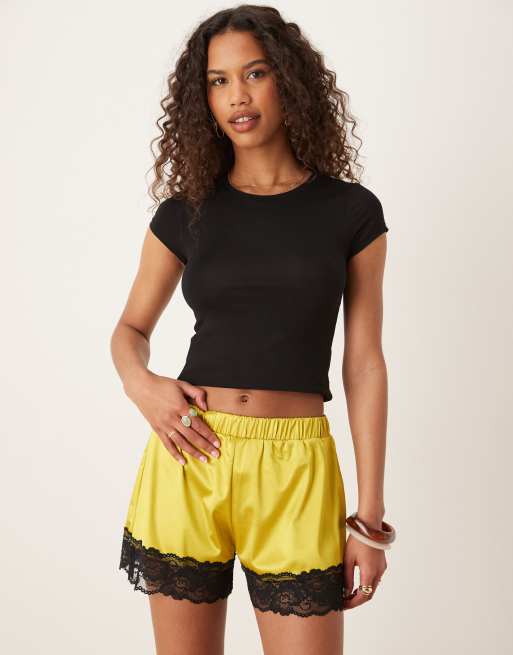 ASOS DESIGN - Limegule satinshorts med sorte blondekanter og stretch i afslappet pasform