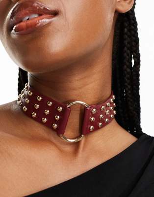 ASOS DESIGN - Limited Edition - Choker-Halskette aus burgunderrotem PU mit Nietendetail