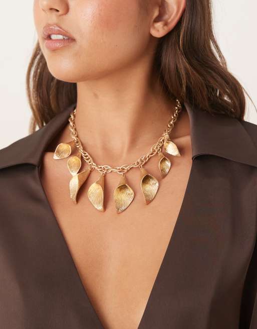 ASOS DESIGN – Limited Edition – Krótki naszyjnik z zawieszkami w kształcie płatka kwiatu w kolorze złota