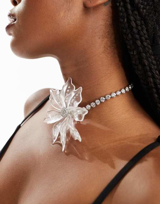 ASOS DESIGN Limited Edition – Naszyjnik typu choker z kryształkami i kwiatem z tworzywa