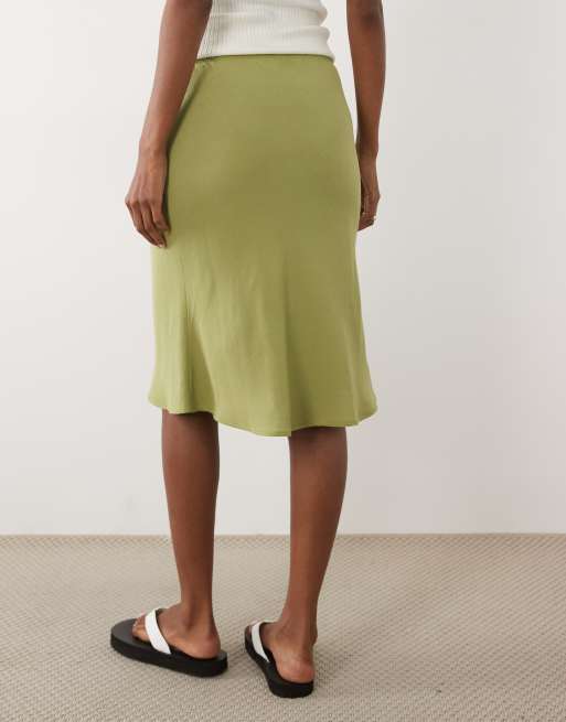 ASOS DESIGN linen blend 90's satin bias cut skirt in olive green, 4 of 5