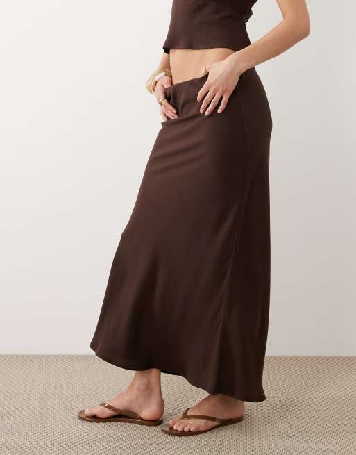 ASOS DESIGN linen blend low rise maxi skirt in chocolate (part of a set), 2 of 5