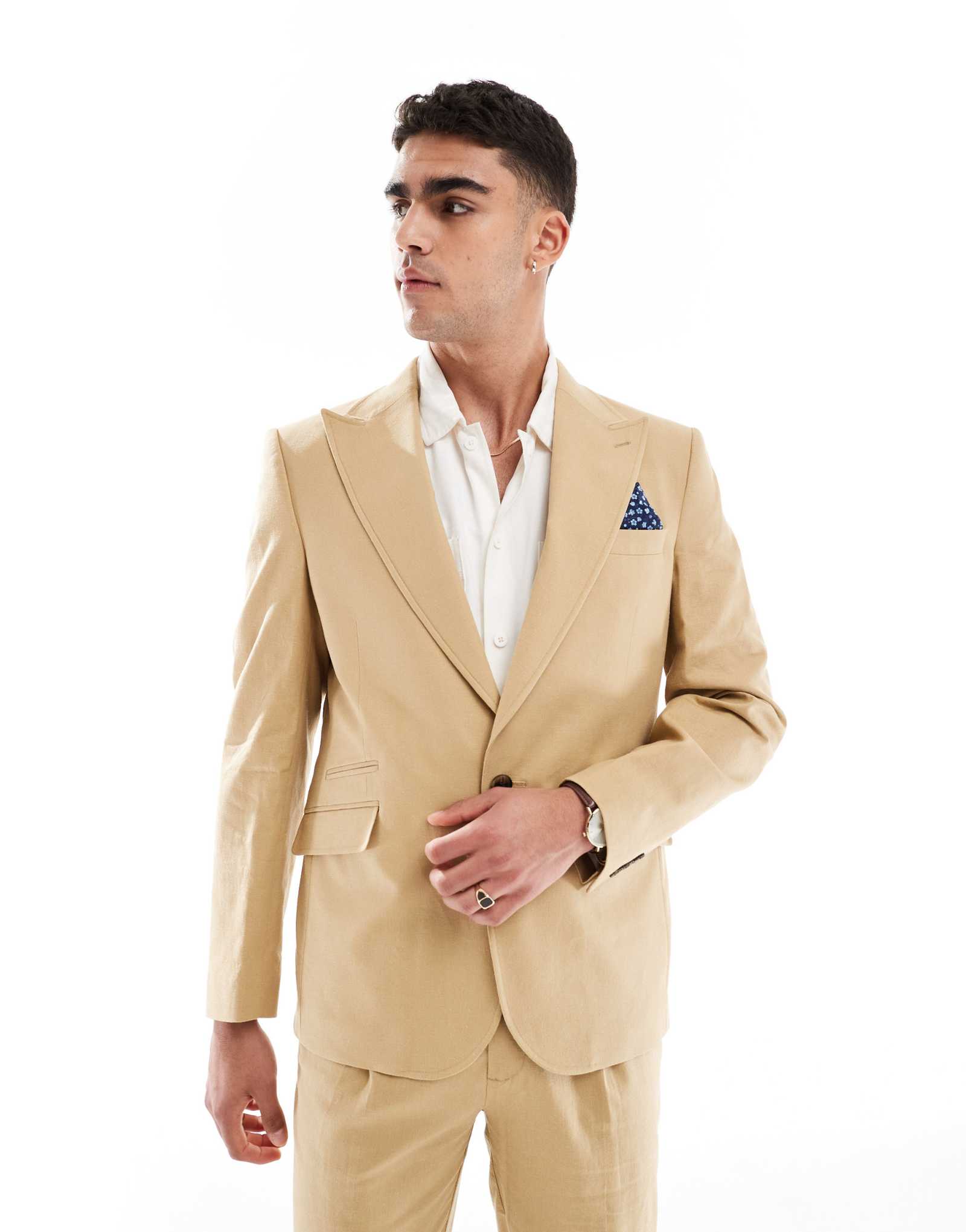 Приталенный пиджак из льняной смеси ASOS DESIGN бежевого цвета
