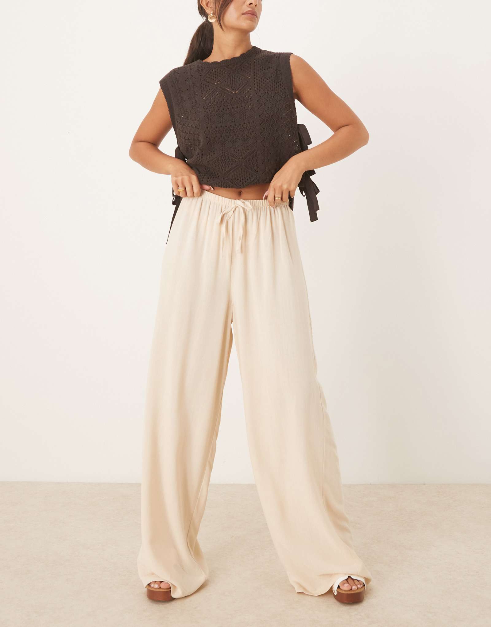  Льняные брюки ASOS DESIGN цвета песочного камня