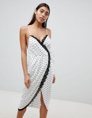 ASOS DESIGN – Lingerie Midiklänning med omlottdesign i satin och prickigt mönster-Vit