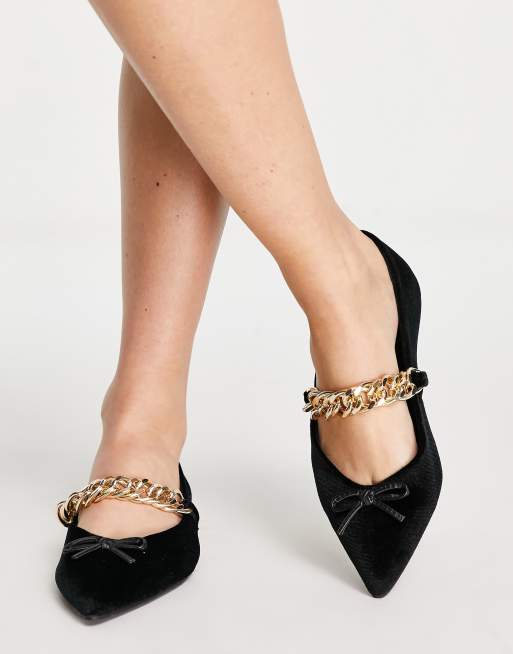 ASOS DESIGN – Links – Ballerinas aus Samt mit spitzer Zehenpartie und Kettendetail in Schwarz