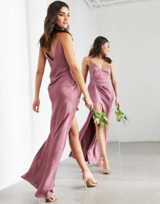 ASOS DESIGN L invit e Robe longue fines bretelles en satin avec d tail drap Orchid e