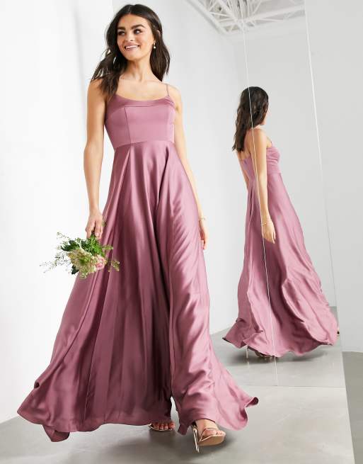 ASOS DESIGN - L'invitée - Robe longue à fines bretelles en satin avec encolure carrée - Orchidée 