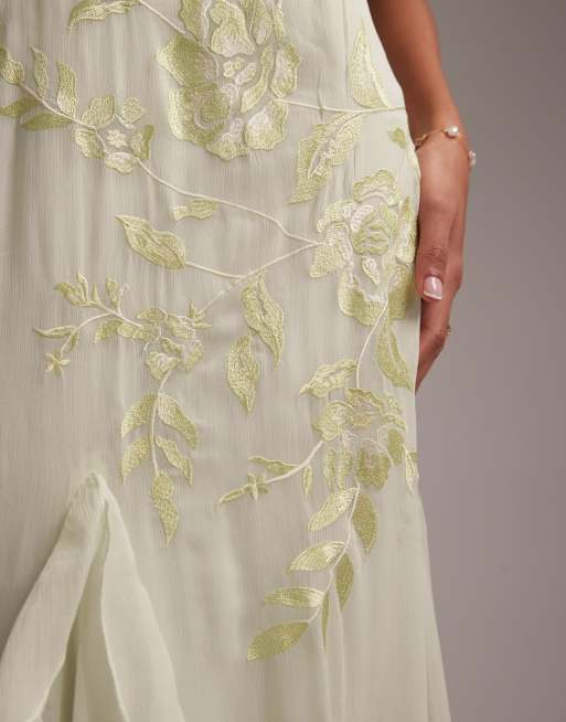 ASOS DESIGN - L'invitée - Robe longue brodée coupée en biais avec manches évasées et ourlet à volants style basque - Vert clair, 2 de 5