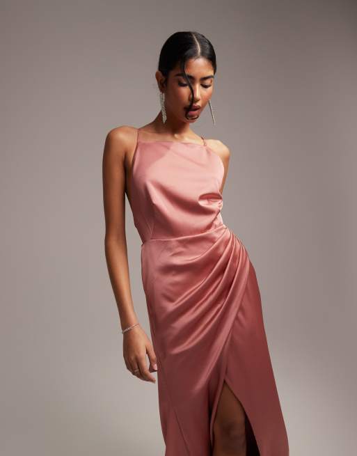 ASOS DESIGN L invit e Robe longue en satin avec encolure carr e et fente lat rale Rose cendr