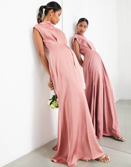 ASOS DESIGN L invit e Robe longue satin e avec col b nitier et d coupe au dos Rose cendr