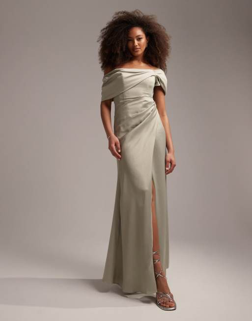 ASOS DESIGN - L'invitée - Robe portefeuille longue en satin avec encolure Bardot - Vert sauge 