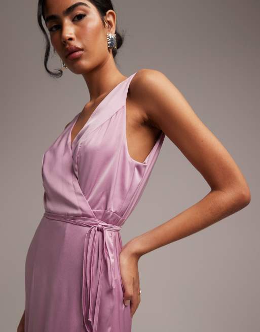 ASOS DESIGN - L'invitée - Robe portefeuille longue nouée à la taille en satin - Lilas, 2 de 5