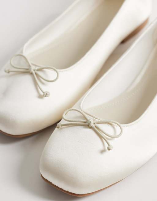 ASOS DESIGN – Lion – Ballerinas aus Satin in Elfenbeinweiß mit Schleifendetail, 2 von 4