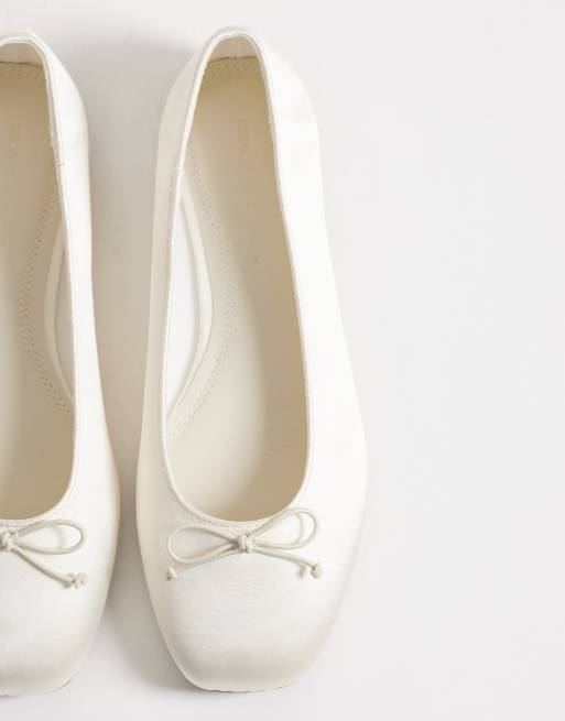 ASOS DESIGN – Lion – Ballerinas aus Satin in Elfenbeinweiß mit Schleifendetail, 3 von 4