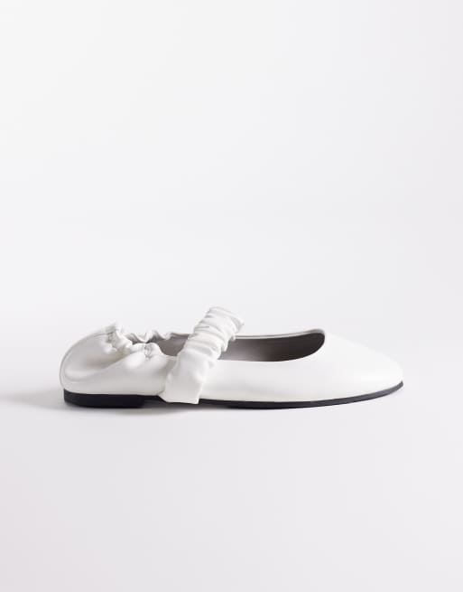 ASOS DESIGN – Lira – Mary-Jane-Ballerinas in Weiß mit gerafftem Detail, 2 von 4