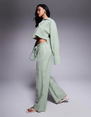 ASOS DESIGN - Lisa - Strandhose aus Seersucker in Grün gestreift