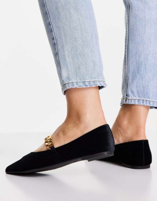ASOS DESIGN – Lise – Czarne aksamitne baleriny ze spiczastym noskiem i ozdobnym łańcuchem, 2 z 4