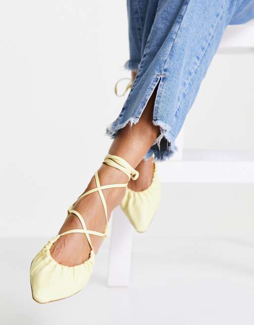 ASOS DESIGN – Listen – Flache Ballerinas in Zitronengelb mit Beinschnürung