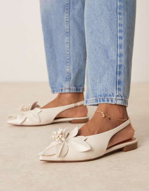 ASOS DESIGN – Livia – Naturvita ballerinaskor med spetsig tå, blomma och hälrem - view 1