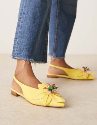 ASOS DESIGN - Livia - Spitze Ballerinas in leuchtendem Gelb mit Fersenriemen und Blumenverzierung