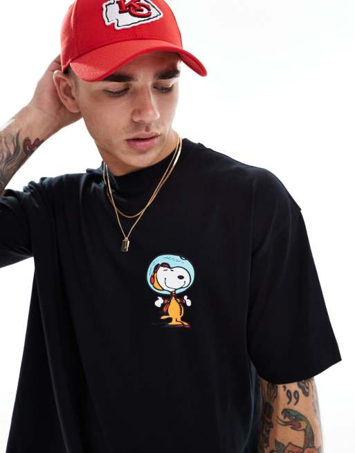 ASOS DESIGN – Lizenziertes Unisex-T-Shirt in Schwarz mit Oversize-Schnitt und „Snoopy“-Prints, 3 von 4