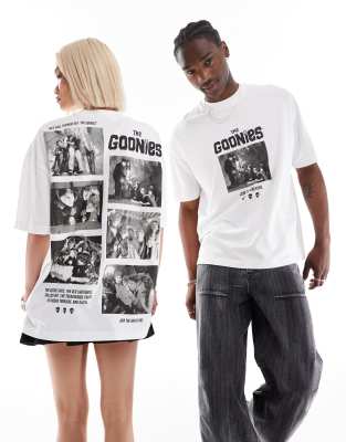 ASOS DESIGN - Lizenziertes Unisex-T-Shirt in Weiß mit Oversize-Schnitt und „The Goonies"-Prints