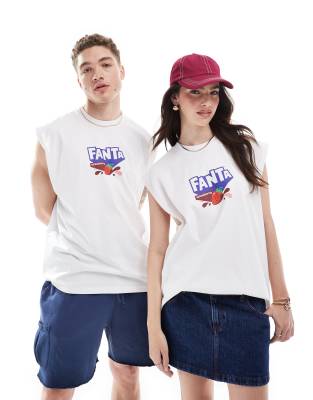 ASOS DESIGN - Lizenziertes Unisex-Trägertop in Weiß mit Oversize-Schnitt und „Fanta Strawberry's and Cream"-Prints