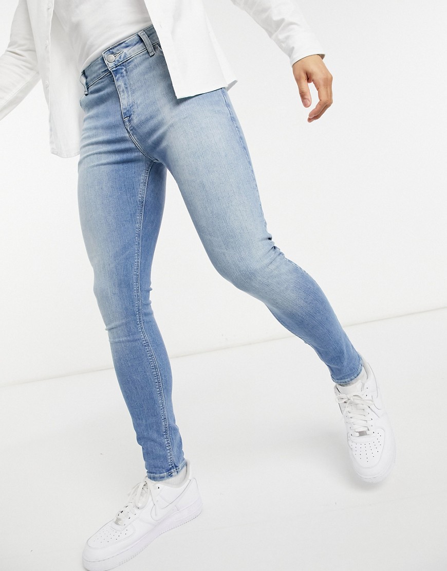 ASOS DESIGN – Ljusa, extra stretchiga jeans i spray on-passform-Blå