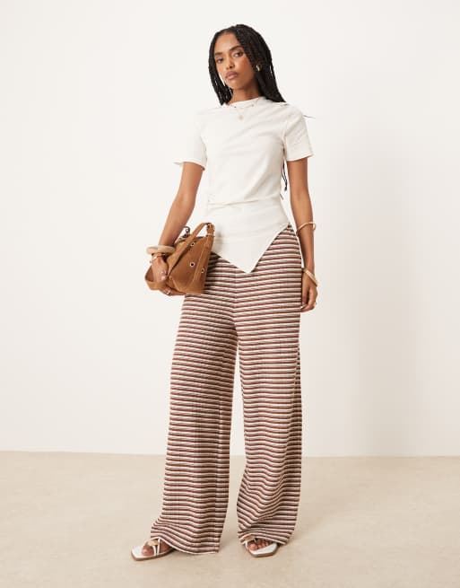 ASOS DESIGN – Ljusbeige, asymmetrisk t-shirt med rynkning i sidan, 3 av 4
