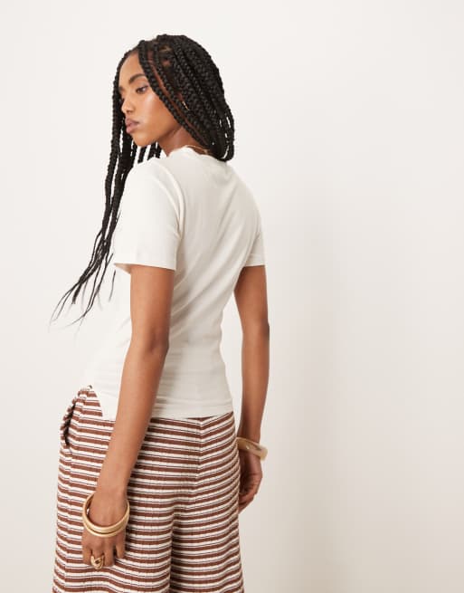 ASOS DESIGN – Ljusbeige, asymmetrisk t-shirt med rynkning i sidan, 4 av 4