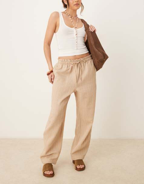 ASOS DESIGN – Ljusbeige, figursydda byxor med struktur, böjda ben och dragsko i midjan - view 1