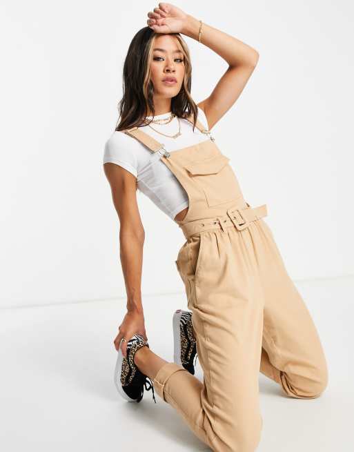 ASOS DESIGN – Ljusbeige hängselbyxor i tvättad twill med smala ben och skärp