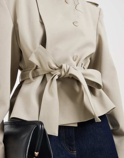 ASOS DESIGN – Ljusbeige, kort trenchcoat med extrema axlar, 2 av 4