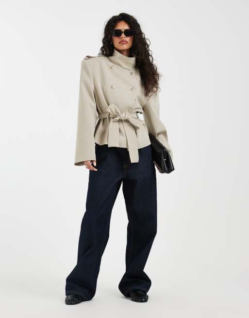 ASOS DESIGN – Ljusbeige, kort trenchcoat med extrema axlar, 3 av 4