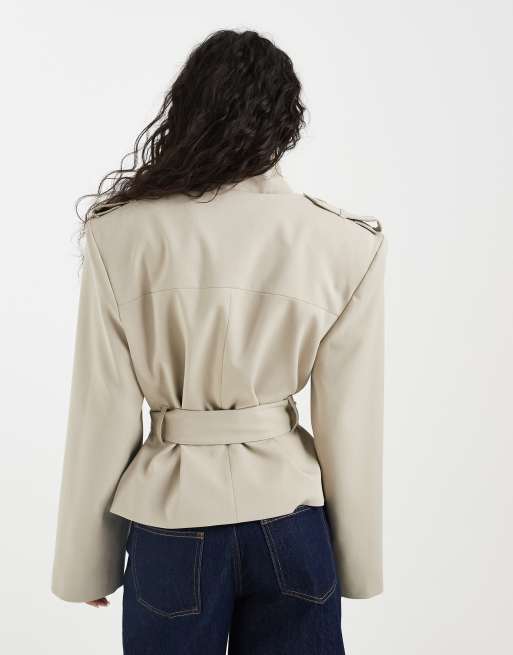 ASOS DESIGN – Ljusbeige, kort trenchcoat med extrema axlar, 4 av 4