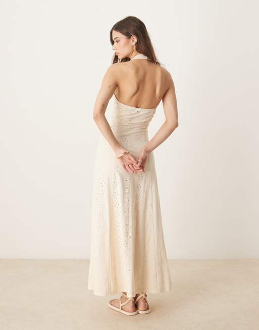 ASOS DESIGN – Ljusbeige midiklänning med halterneck i broderie anglaise, 2 av 4