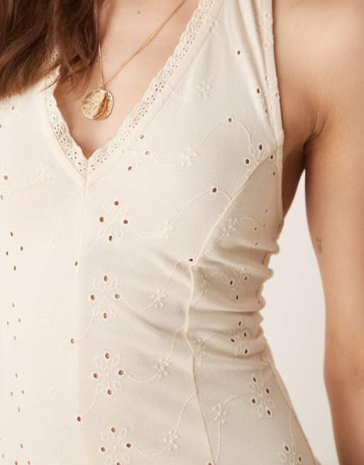 ASOS DESIGN – Ljusbeige midiklänning med halterneck i broderie anglaise, 3 av 4