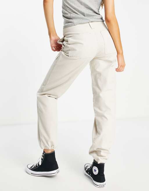ASOS DESIGN – Ljusbeige militärbyxor i cargomodell med låg midja, 2 av 4