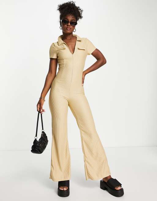 ASOS DESIGN – Ljusbeige, ribbad jumpsuit i 70-talsstil med krage och dragkedja